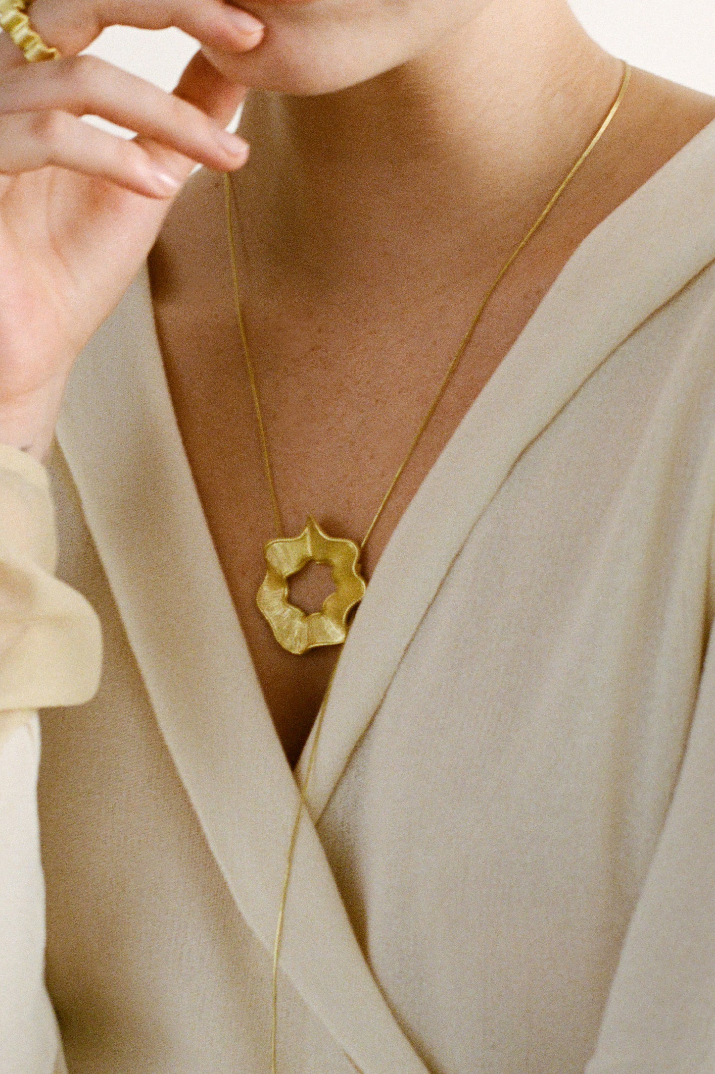 THE FLOWER NECKLACE