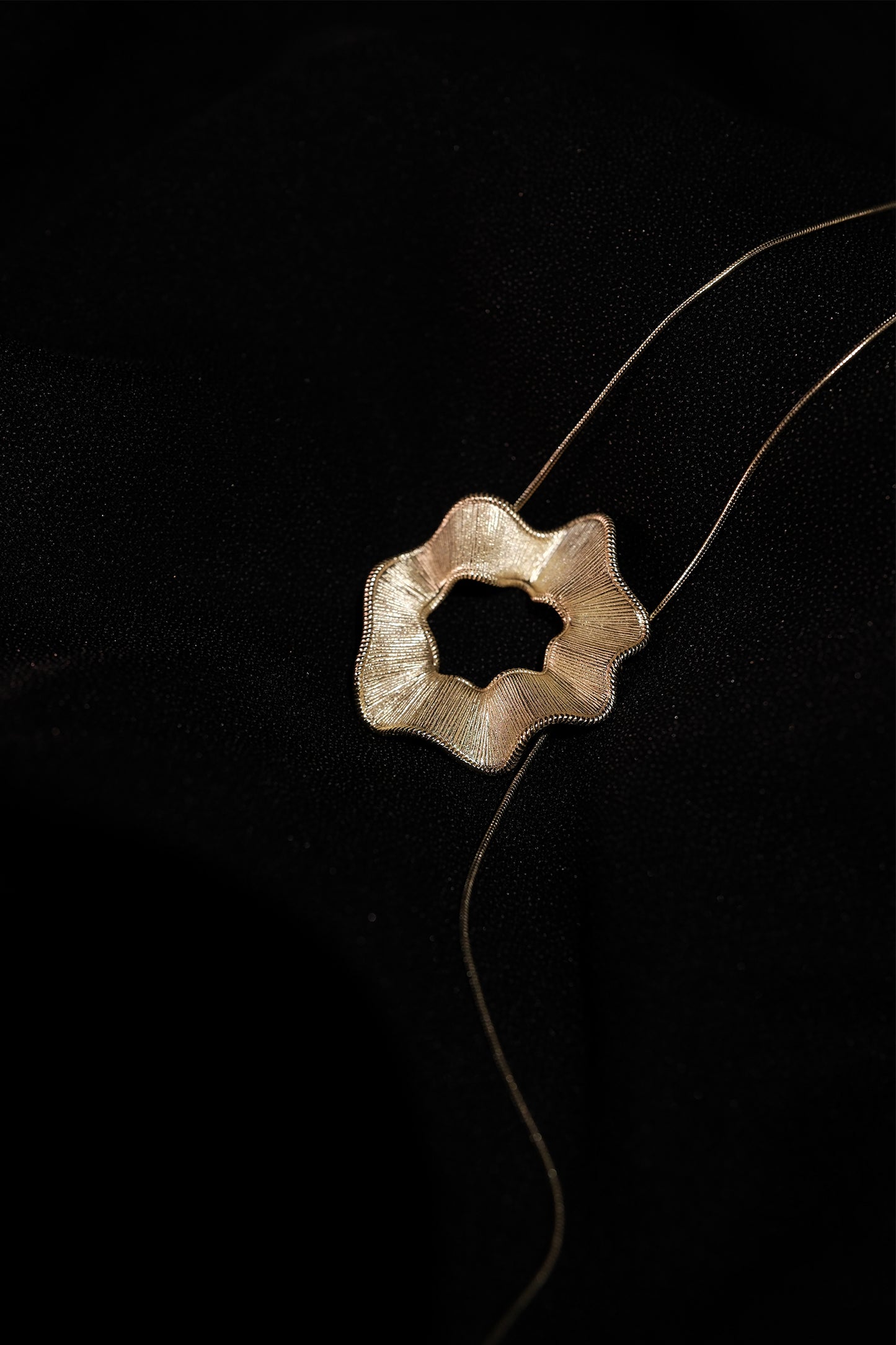 THE FLOWER NECKLACE