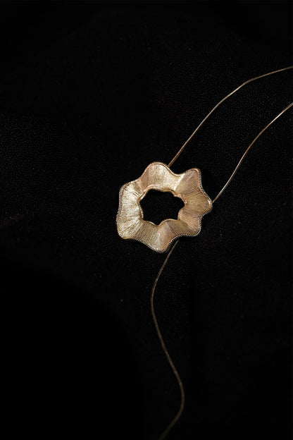 THE FLOWER NECKLACE