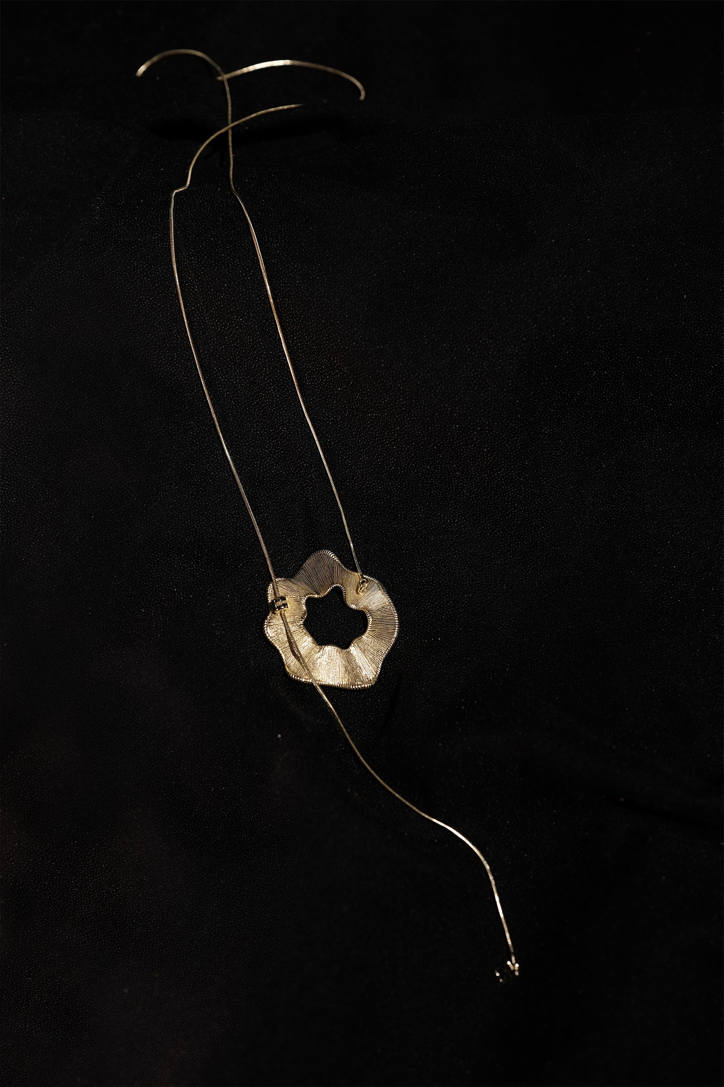 THE FLOWER NECKLACE