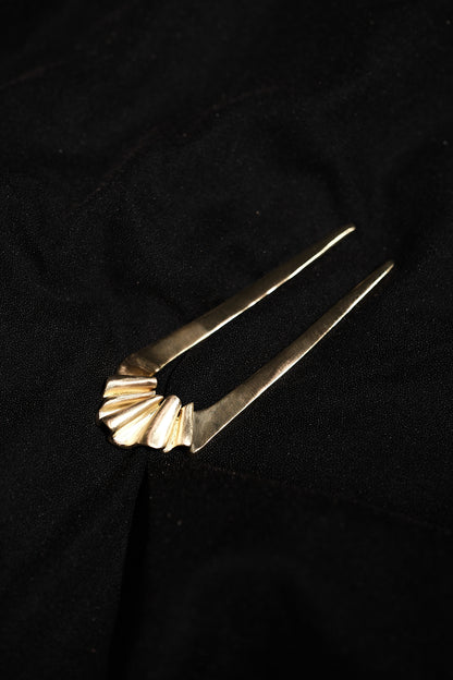 THE U-SHAPED HAIRPIN