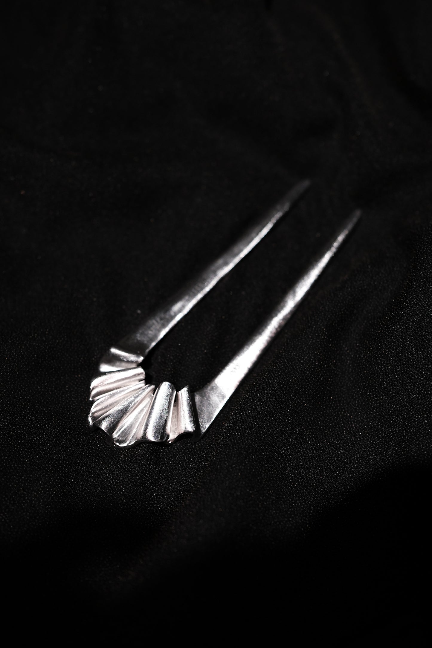 THE U-SHAPED HAIRPIN