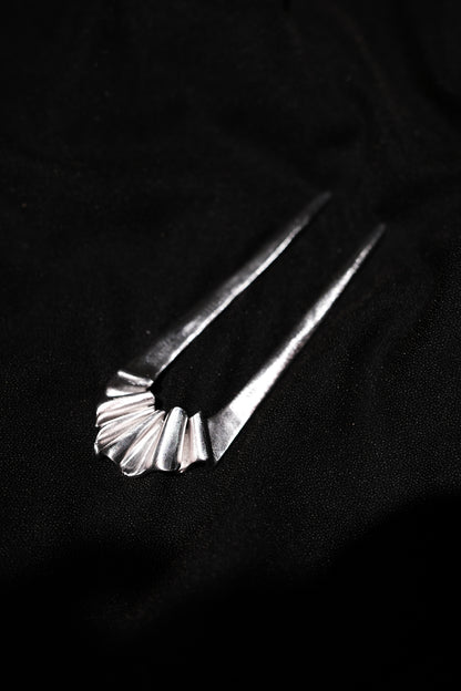 THE U-SHAPED HAIRPIN