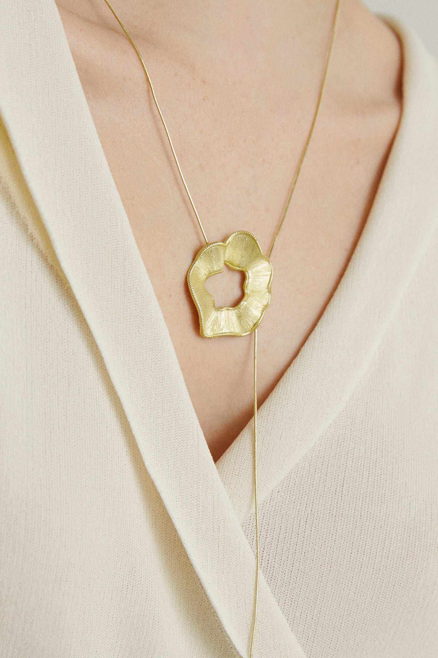 THE FLOWER NECKLACE