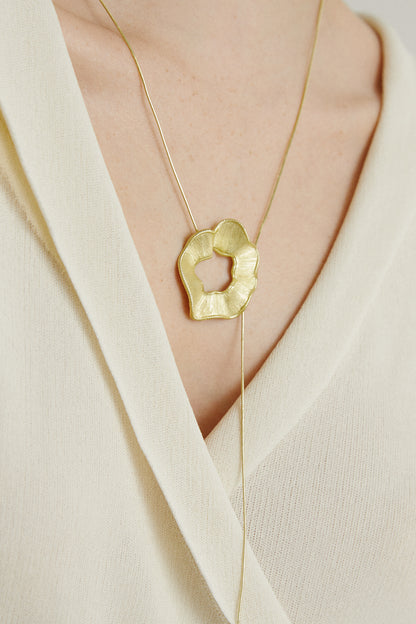 THE FLOWER NECKLACE