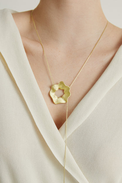 THE FLOWER NECKLACE