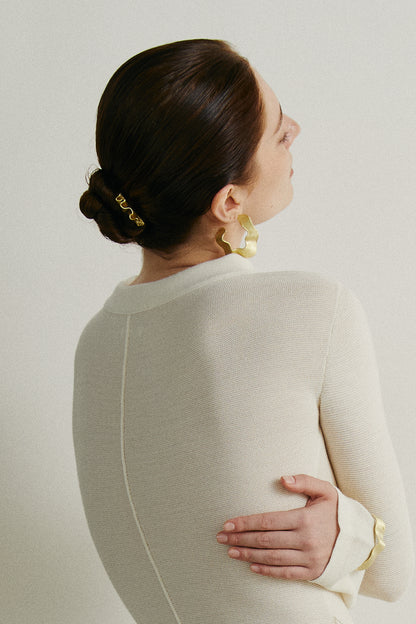 THE U-SHAPED HAIRPIN
