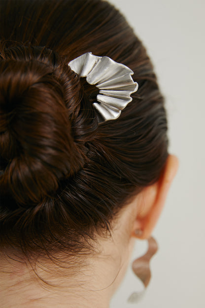 THE U-SHAPED HAIRPIN