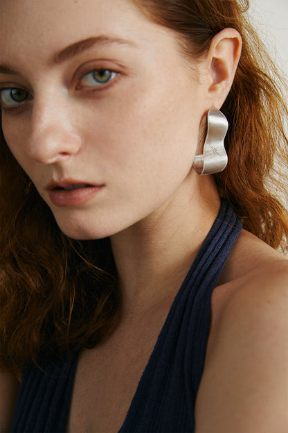 THE BRUSHED DIAMOND STUD EARRINGS